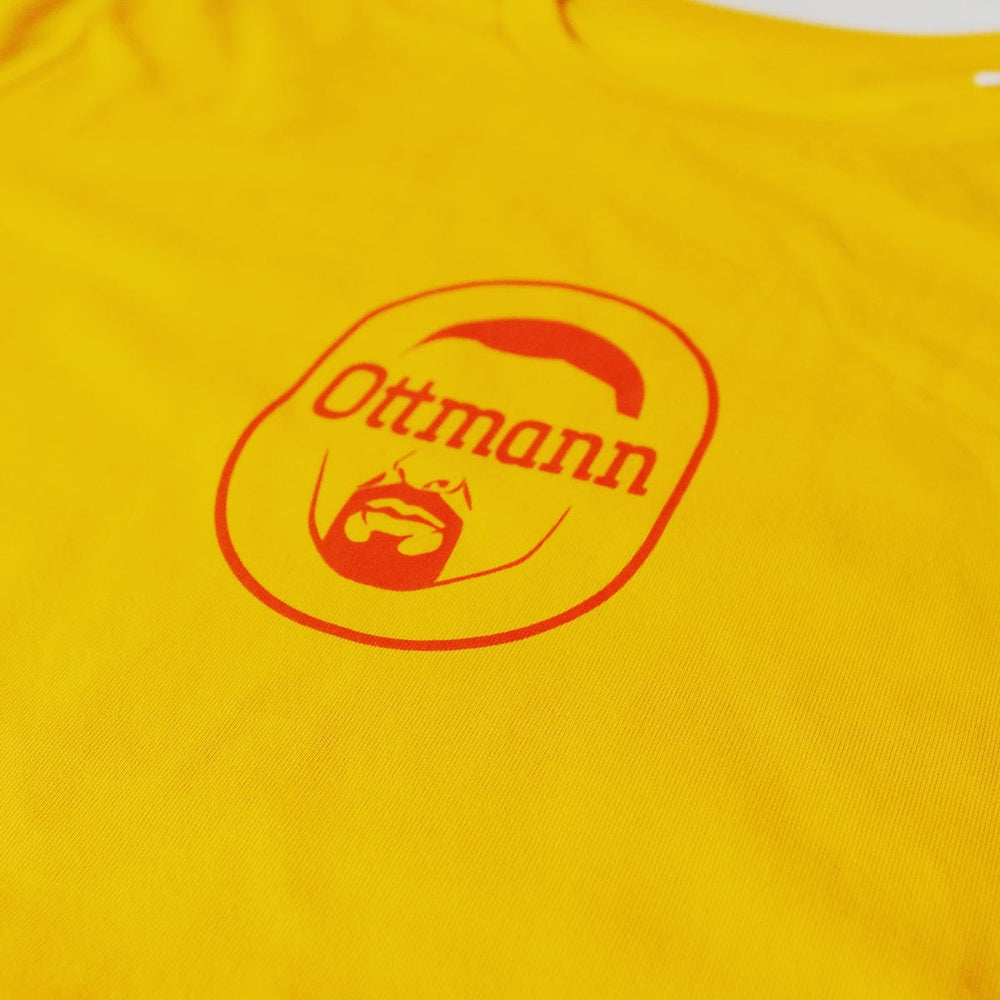 Gelbes T-Shirt mit rotem Ottmann Logo