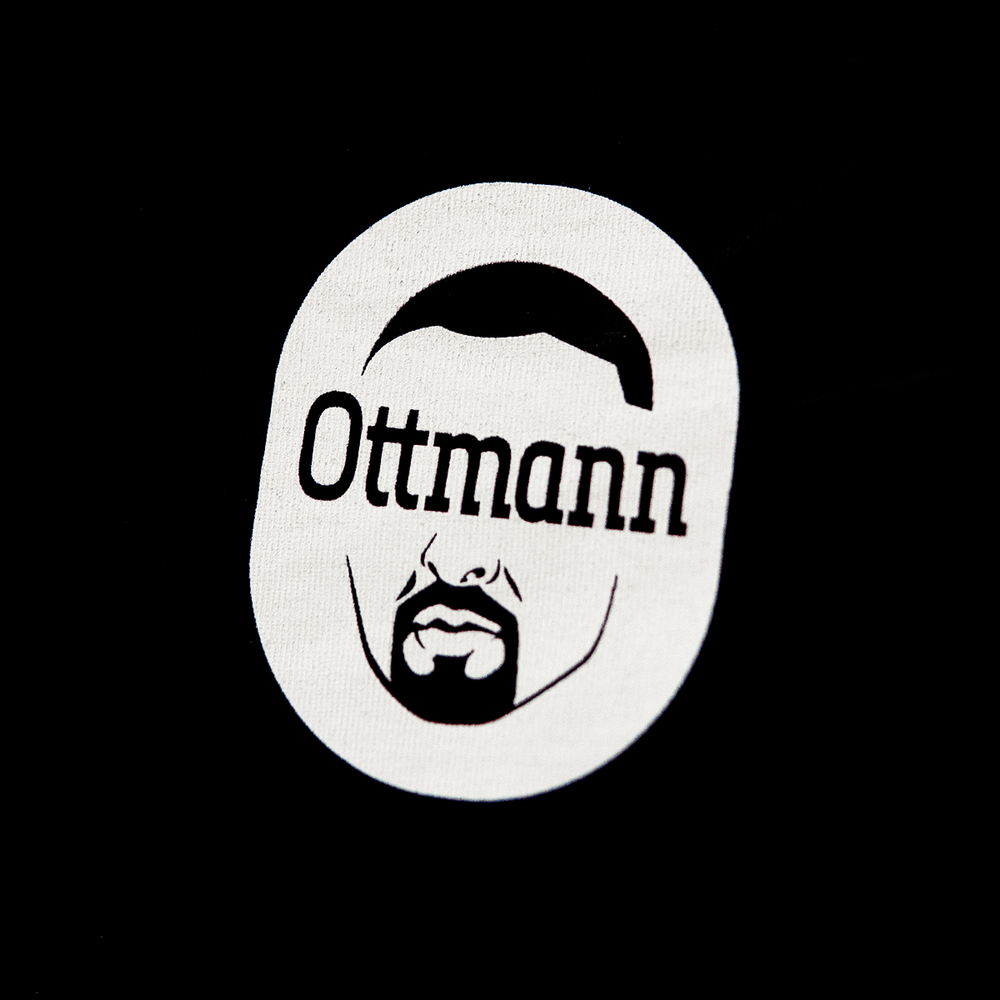 Weißes Ottmann Logo auf schwarzem Hintergrund